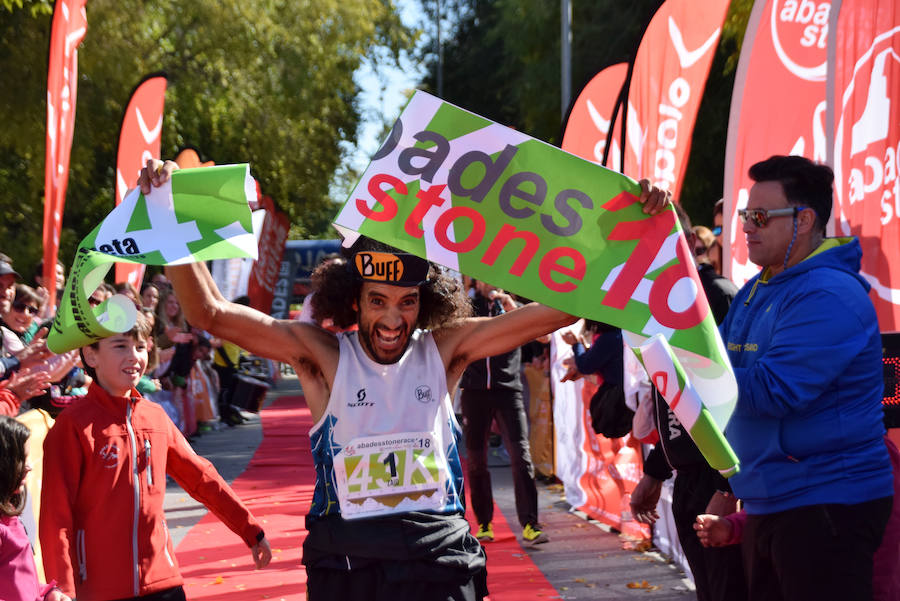 El club Mala Cara de Loja -con el apoyo del Ayuntamiento y de empresas como Abades o Congelados Apolo- lo ha vuelto a hacer. Más de 750 corredores disfrutan del 'running' de montaña con un duro recorrido entre las dos sierras lojeñas y sus complicados desniveles.