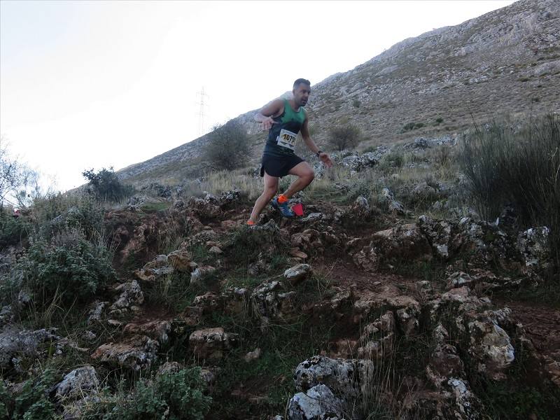 El club Mala Cara de Loja -con el apoyo del Ayuntamiento y de empresas como Abades o Congelados Apolo- lo ha vuelto a hacer. Más de 750 corredores disfrutan del 'running' de montaña con un duro recorrido entre las dos sierras lojeñas y sus complicados desniveles.