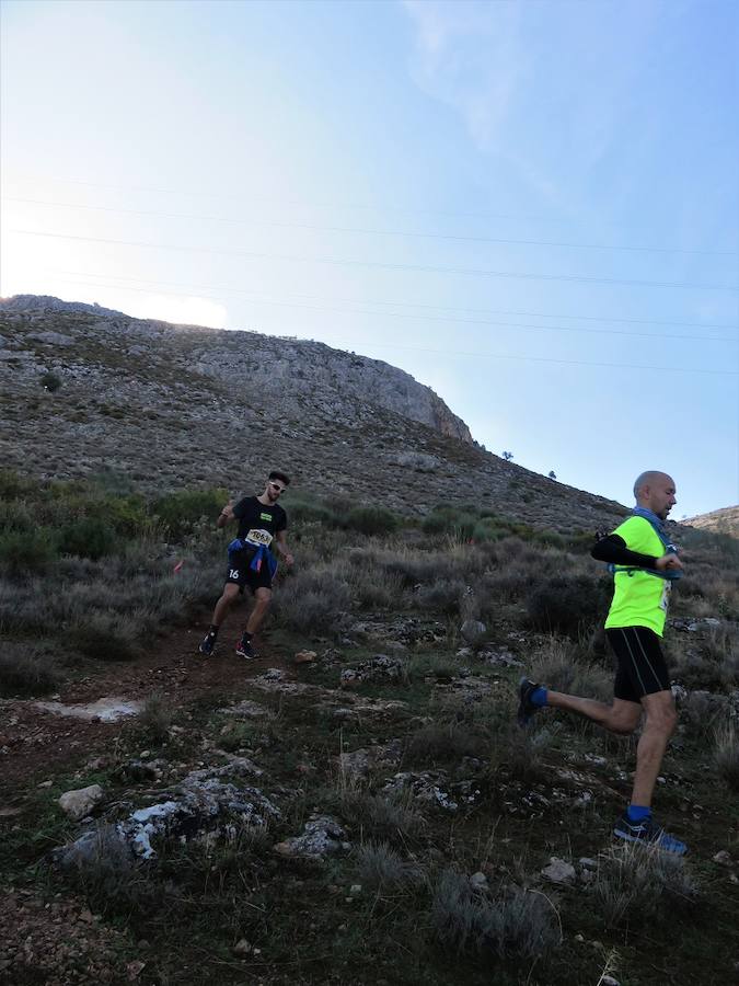 El club Mala Cara de Loja -con el apoyo del Ayuntamiento y de empresas como Abades o Congelados Apolo- lo ha vuelto a hacer. Más de 750 corredores disfrutan del 'running' de montaña con un duro recorrido entre las dos sierras lojeñas y sus complicados desniveles.