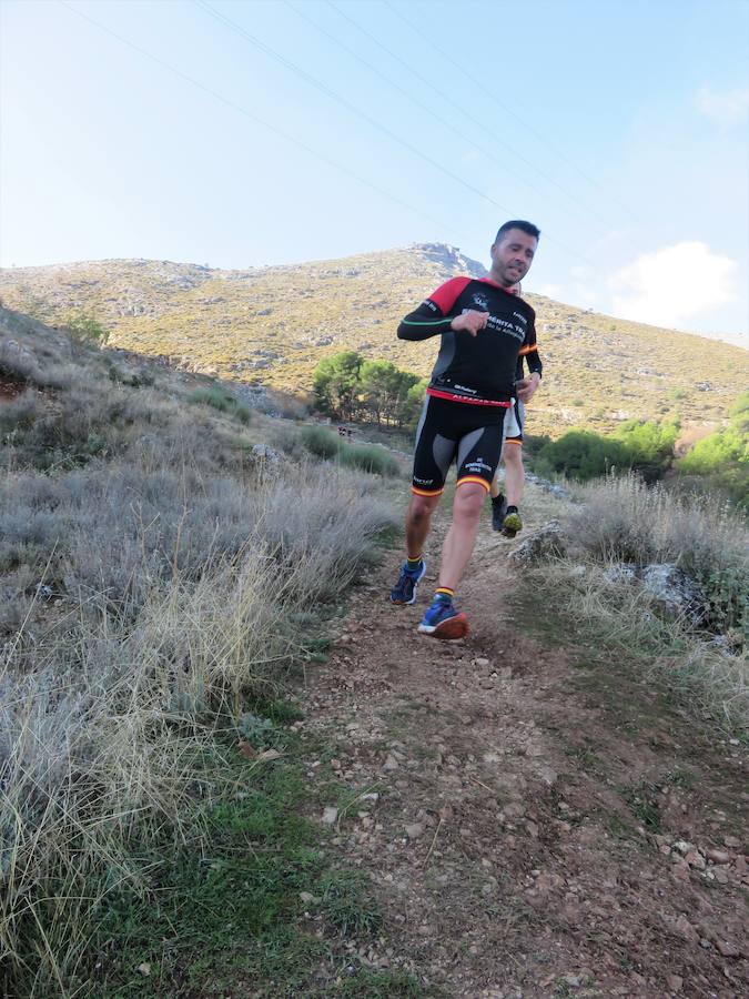 El club Mala Cara de Loja -con el apoyo del Ayuntamiento y de empresas como Abades o Congelados Apolo- lo ha vuelto a hacer. Más de 750 corredores disfrutan del 'running' de montaña con un duro recorrido entre las dos sierras lojeñas y sus complicados desniveles.