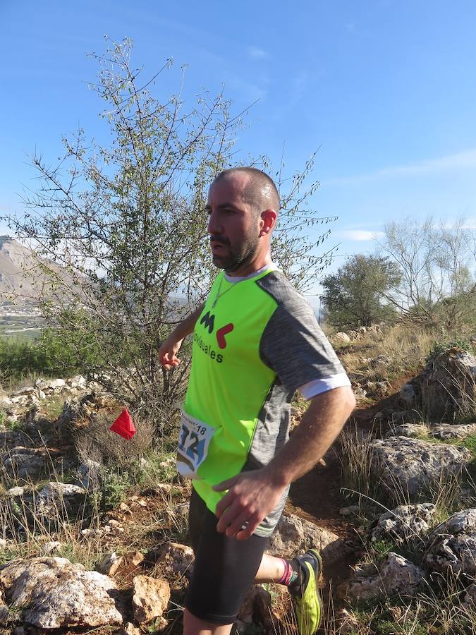 El club Mala Cara de Loja -con el apoyo del Ayuntamiento y de empresas como Abades o Congelados Apolo- lo ha vuelto a hacer. Más de 750 corredores disfrutan del 'running' de montaña con un duro recorrido entre las dos sierras lojeñas y sus complicados desniveles.