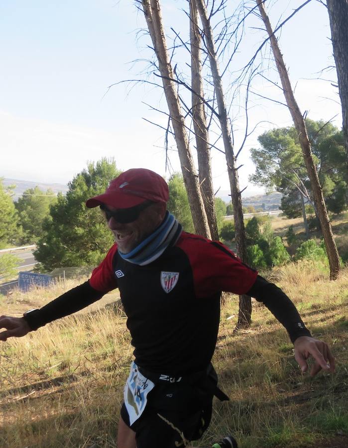 El club Mala Cara de Loja -con el apoyo del Ayuntamiento y de empresas como Abades o Congelados Apolo- lo ha vuelto a hacer. Más de 750 corredores disfrutan del 'running' de montaña con un duro recorrido entre las dos sierras lojeñas y sus complicados desniveles.