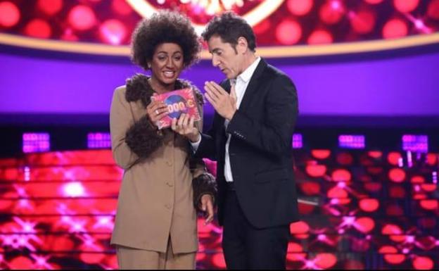 La cantante y bailarina Lola Índigo dona 3.000 euros a la asociación lojeña Alodane