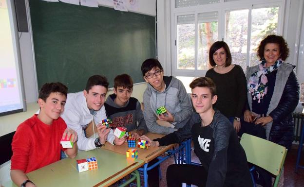 Los alumnos con dos de sus profesoras. 