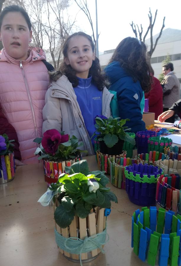 Los colegios Elena Martín Vivaldi, San Francisco, Victoria y Rafael Pérez del Álamo de Loja celebran el día de la Paz con un proyecto colaborativo en el que han vendido sus propias manualidades para ayudar a otros pequeños, los del centro saharaui de personas discapacitadas de Auserd.
