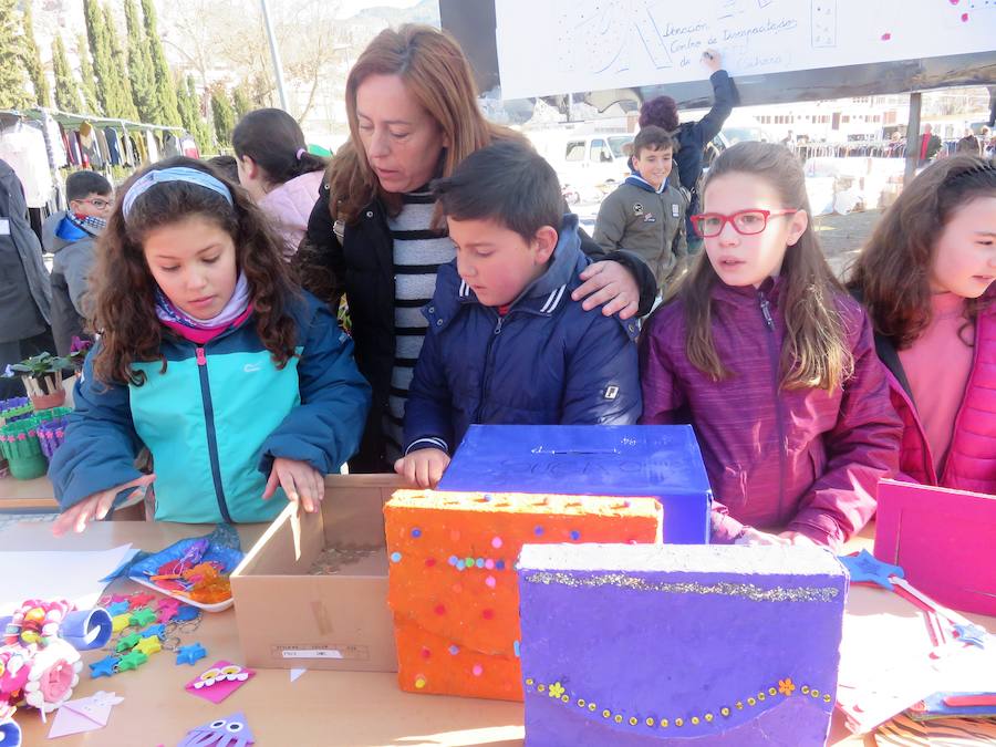 Los colegios Elena Martín Vivaldi, San Francisco, Victoria y Rafael Pérez del Álamo de Loja celebran el día de la Paz con un proyecto colaborativo en el que han vendido sus propias manualidades para ayudar a otros pequeños, los del centro saharaui de personas discapacitadas de Auserd.