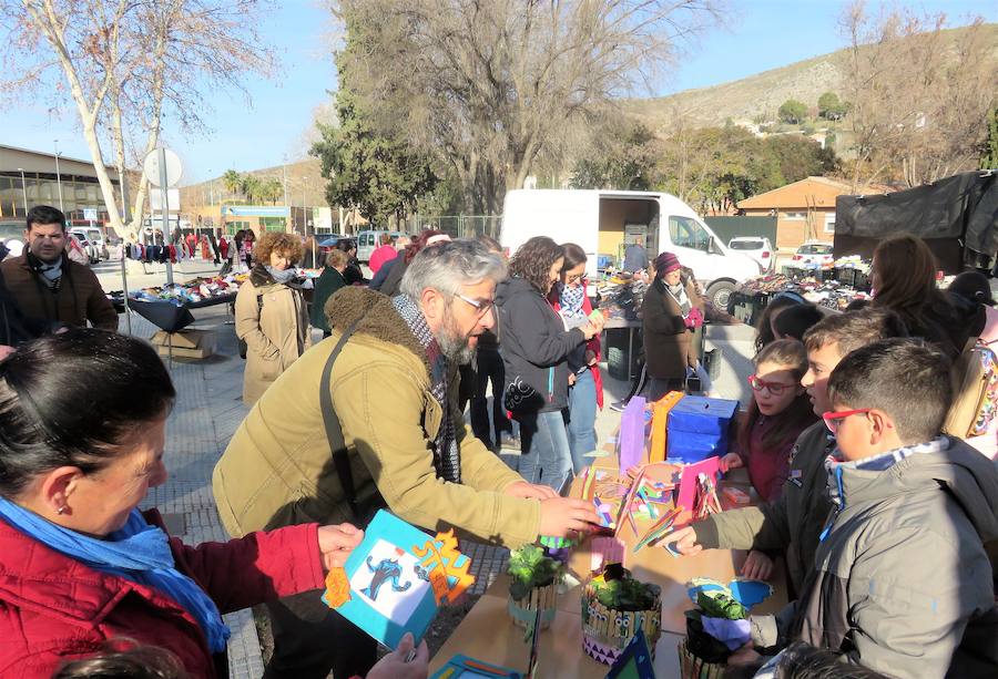 Los colegios Elena Martín Vivaldi, San Francisco, Victoria y Rafael Pérez del Álamo de Loja celebran el día de la Paz con un proyecto colaborativo en el que han vendido sus propias manualidades para ayudar a otros pequeños, los del centro saharaui de personas discapacitadas de Auserd.