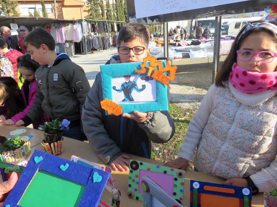 Los colegios Elena Martín Vivaldi, San Francisco, Victoria y Rafael Pérez del Álamo de Loja celebran el día de la Paz con un proyecto colaborativo en el que han vendido sus propias manualidades para ayudar a otros pequeños, los del centro saharaui de personas discapacitadas de Auserd.