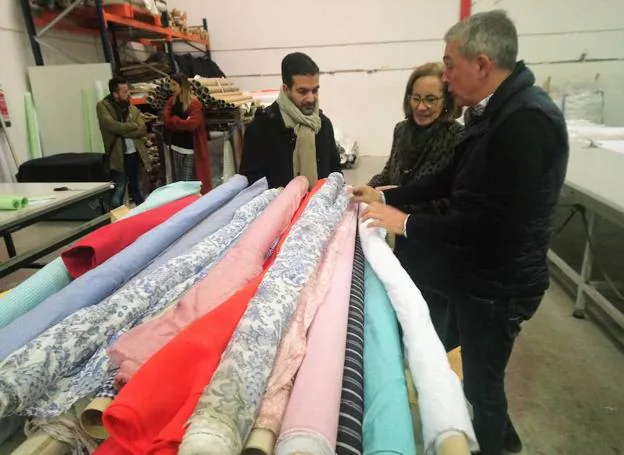El Centro de Moda de Loja dona su stock de tejidos a un taller para mujeres en riesgo de exclusión