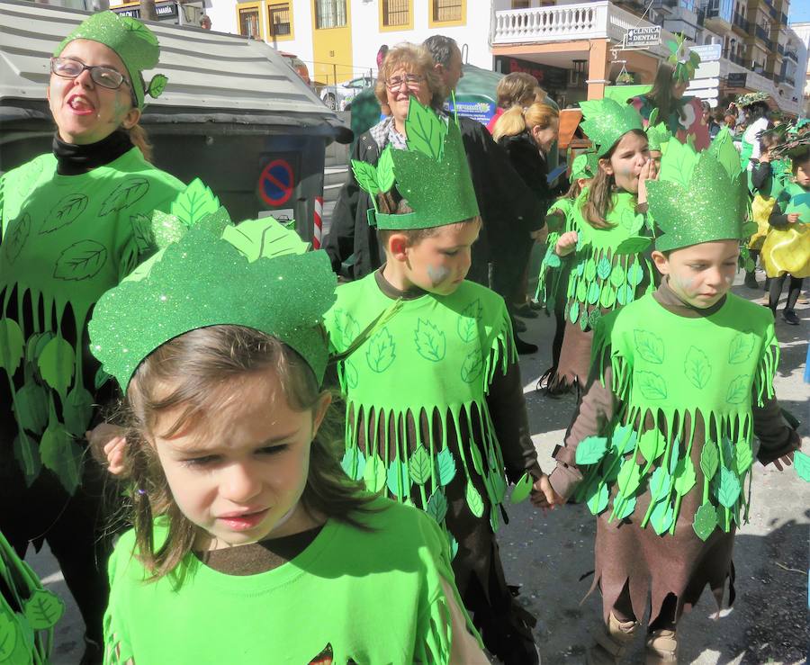 Más de 2.000 personas -entre alumnos, docentes y familiares- han participado en este pasacalles carnavalesco, que ha recorrido el centro de la ciudad durante buena parte de la mañana.