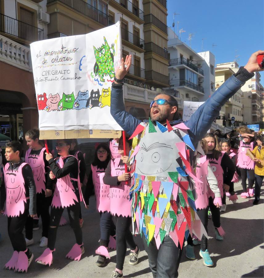 Más de 2.000 personas -entre alumnos, docentes y familiares- han participado en este pasacalles carnavalesco, que ha recorrido el centro de la ciudad durante buena parte de la mañana.