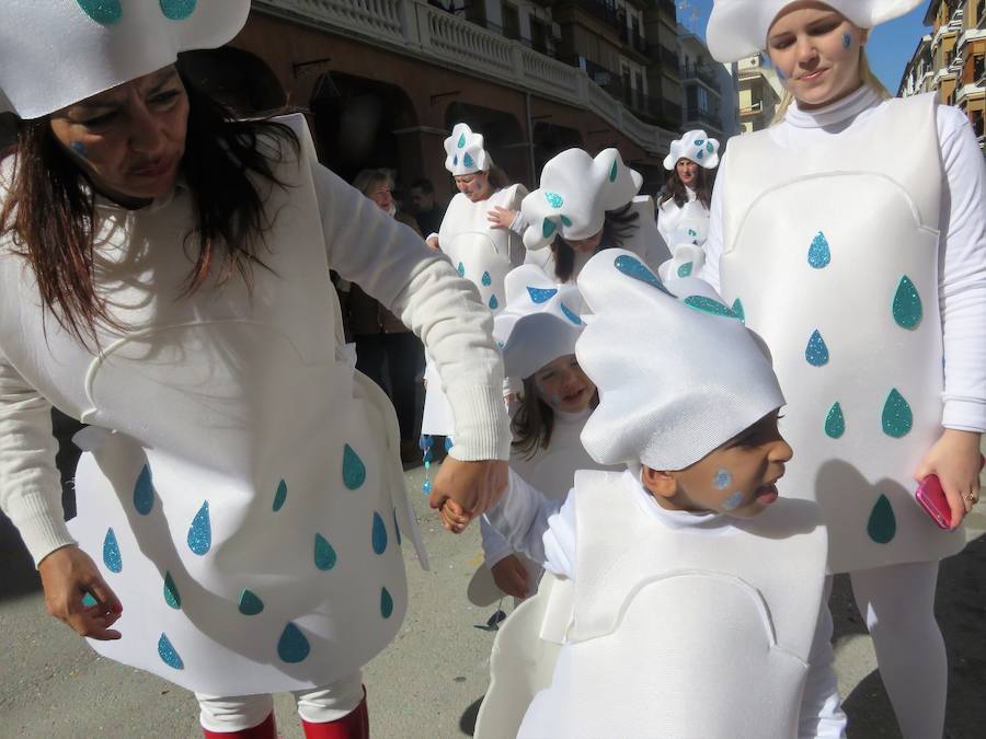 Más de 2.000 personas -entre alumnos, docentes y familiares- han participado en este pasacalles carnavalesco, que ha recorrido el centro de la ciudad durante buena parte de la mañana.