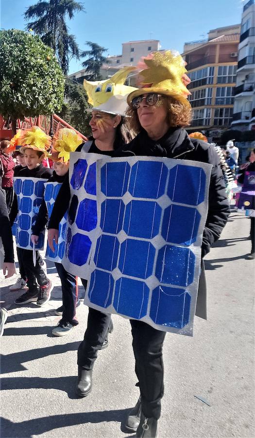 Más de 2.000 personas -entre alumnos, docentes y familiares- han participado en este pasacalles carnavalesco, que ha recorrido el centro de la ciudad durante buena parte de la mañana.