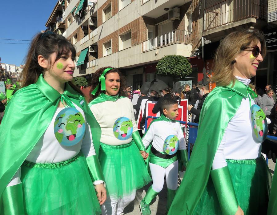 Más de 2.000 personas -entre alumnos, docentes y familiares- han participado en este pasacalles carnavalesco, que ha recorrido el centro de la ciudad durante buena parte de la mañana.