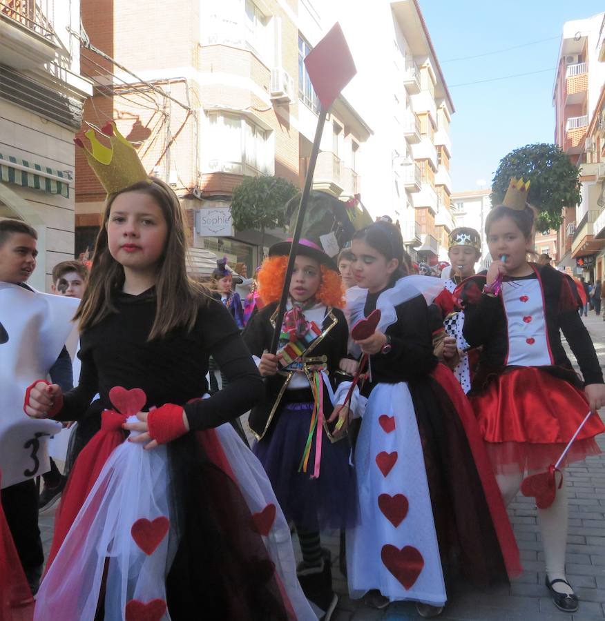 Más de 2.000 personas -entre alumnos, docentes y familiares- han participado en este pasacalles carnavalesco, que ha recorrido el centro de la ciudad durante buena parte de la mañana.