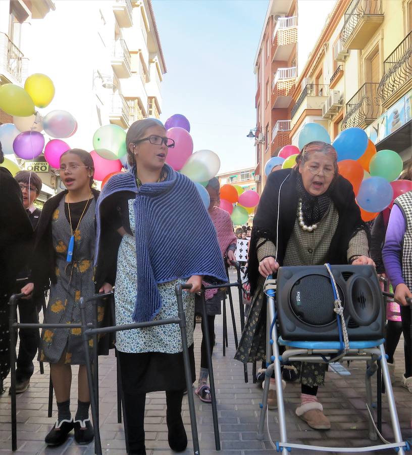 Más de 2.000 personas -entre alumnos, docentes y familiares- han participado en este pasacalles carnavalesco, que ha recorrido el centro de la ciudad durante buena parte de la mañana.