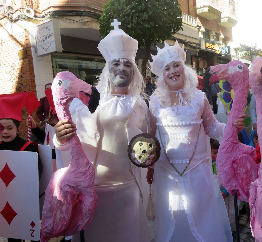 Más de 2.000 personas -entre alumnos, docentes y familiares- han participado en este pasacalles carnavalesco, que ha recorrido el centro de la ciudad durante buena parte de la mañana.