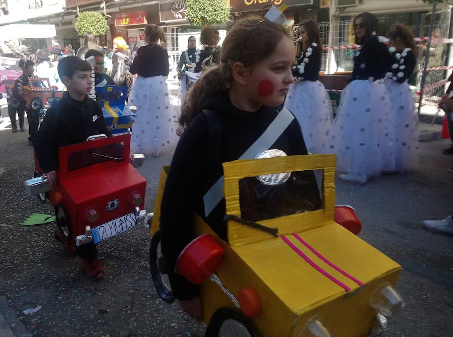 Más de 2.000 personas -entre alumnos, docentes y familiares- han participado en este pasacalles carnavalesco, que ha recorrido el centro de la ciudad durante buena parte de la mañana.