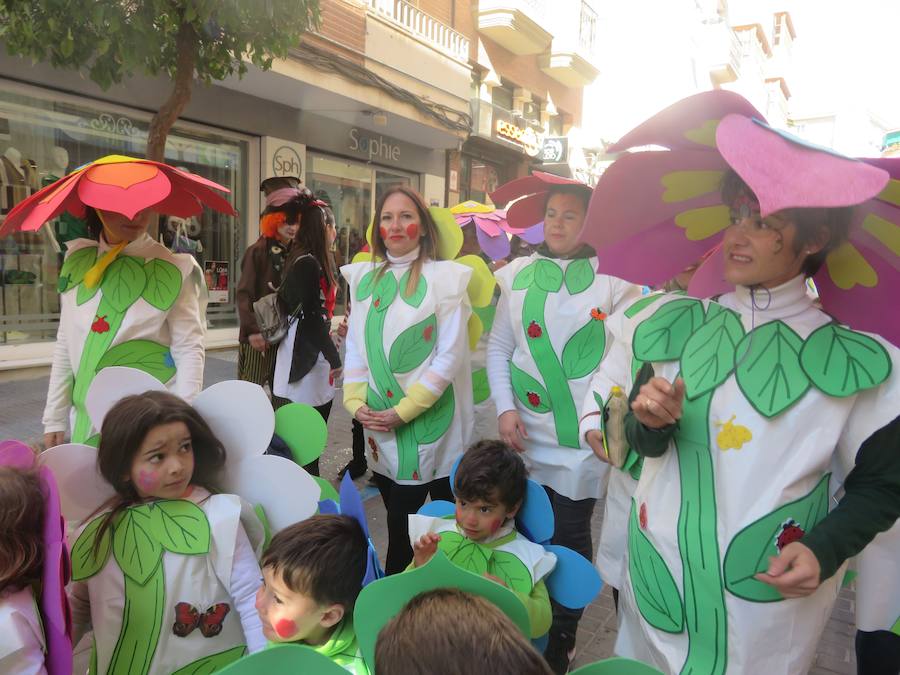 Más de 2.000 personas -entre alumnos, docentes y familiares- han participado en este pasacalles carnavalesco, que ha recorrido el centro de la ciudad durante buena parte de la mañana.