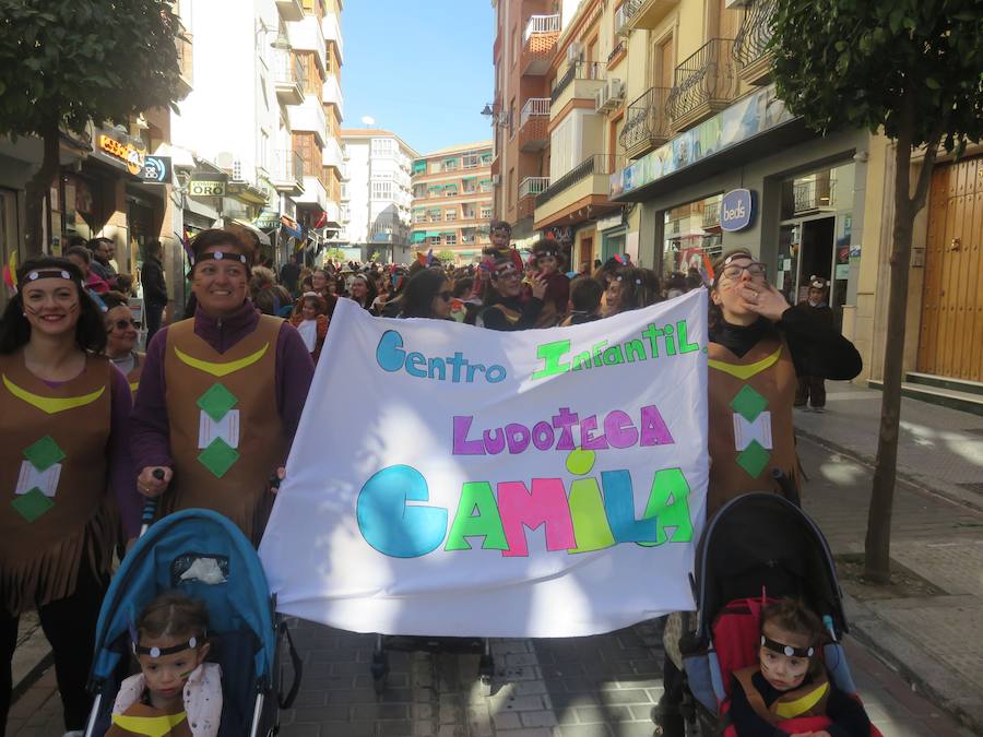 Más de 2.000 personas -entre alumnos, docentes y familiares- han participado en este pasacalles carnavalesco, que ha recorrido el centro de la ciudad durante buena parte de la mañana.