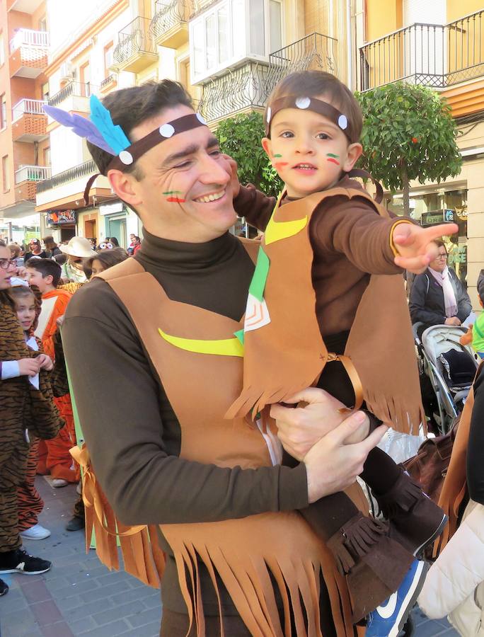 Más de 2.000 personas -entre alumnos, docentes y familiares- han participado en este pasacalles carnavalesco, que ha recorrido el centro de la ciudad durante buena parte de la mañana.