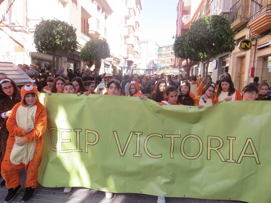 Más de 2.000 personas -entre alumnos, docentes y familiares- han participado en este pasacalles carnavalesco, que ha recorrido el centro de la ciudad durante buena parte de la mañana.