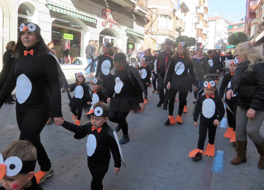 Más de 2.000 personas -entre alumnos, docentes y familiares- han participado en este pasacalles carnavalesco, que ha recorrido el centro de la ciudad durante buena parte de la mañana.