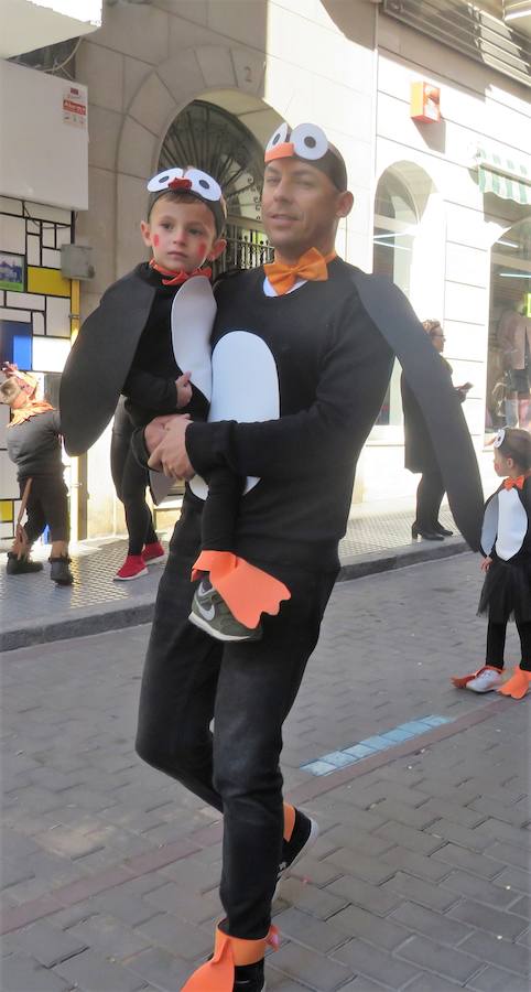 Más de 2.000 personas -entre alumnos, docentes y familiares- han participado en este pasacalles carnavalesco, que ha recorrido el centro de la ciudad durante buena parte de la mañana.