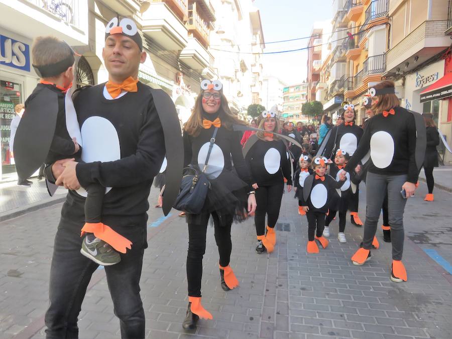 Más de 2.000 personas -entre alumnos, docentes y familiares- han participado en este pasacalles carnavalesco, que ha recorrido el centro de la ciudad durante buena parte de la mañana.