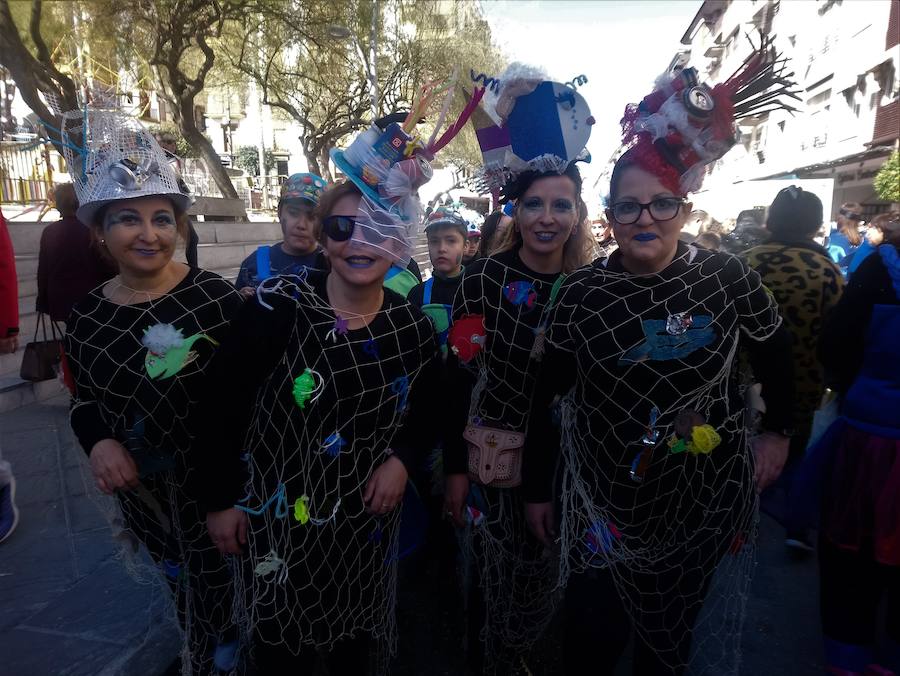 Más de 2.000 personas -entre alumnos, docentes y familiares- han participado en este pasacalles carnavalesco, que ha recorrido el centro de la ciudad durante buena parte de la mañana.