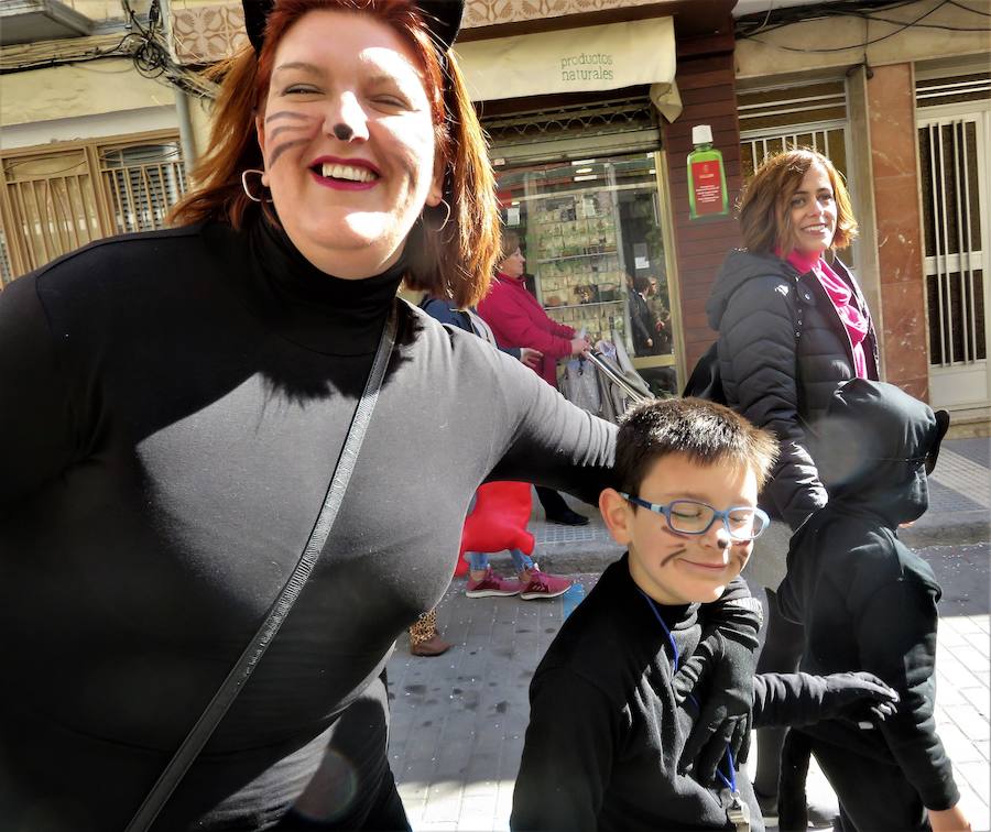 Más de 2.000 personas -entre alumnos, docentes y familiares- han participado en este pasacalles carnavalesco, que ha recorrido el centro de la ciudad durante buena parte de la mañana.