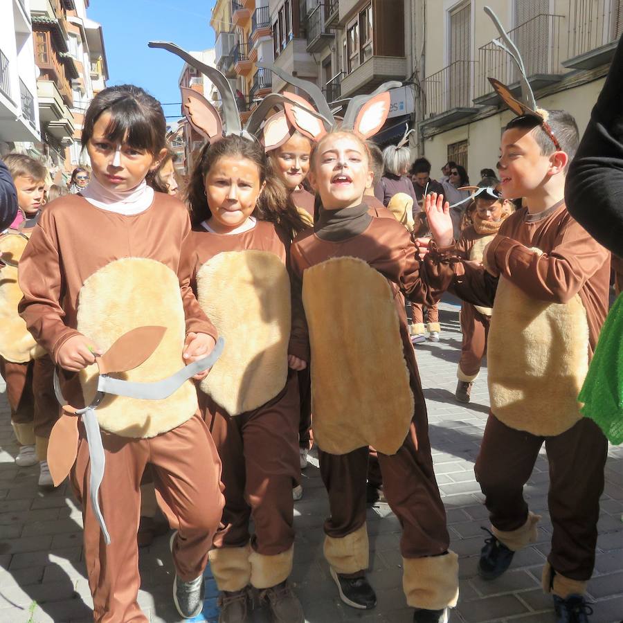 Más de 2.000 personas -entre alumnos, docentes y familiares- han participado en este pasacalles carnavalesco, que ha recorrido el centro de la ciudad durante buena parte de la mañana.