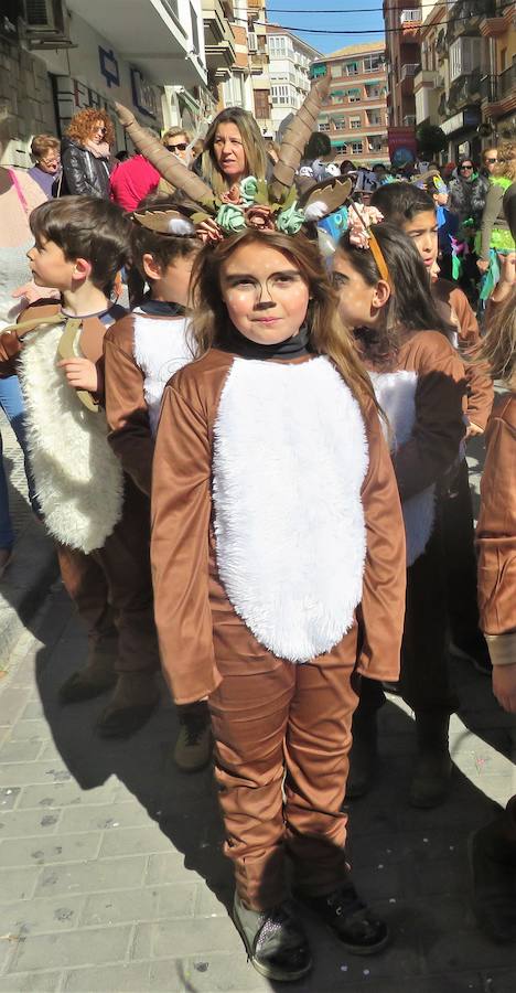 Más de 2.000 personas -entre alumnos, docentes y familiares- han participado en este pasacalles carnavalesco, que ha recorrido el centro de la ciudad durante buena parte de la mañana.