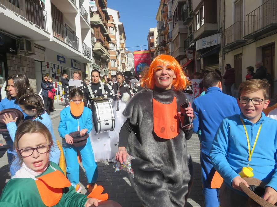 Más de 2.000 personas -entre alumnos, docentes y familiares- han participado en este pasacalles carnavalesco, que ha recorrido el centro de la ciudad durante buena parte de la mañana.