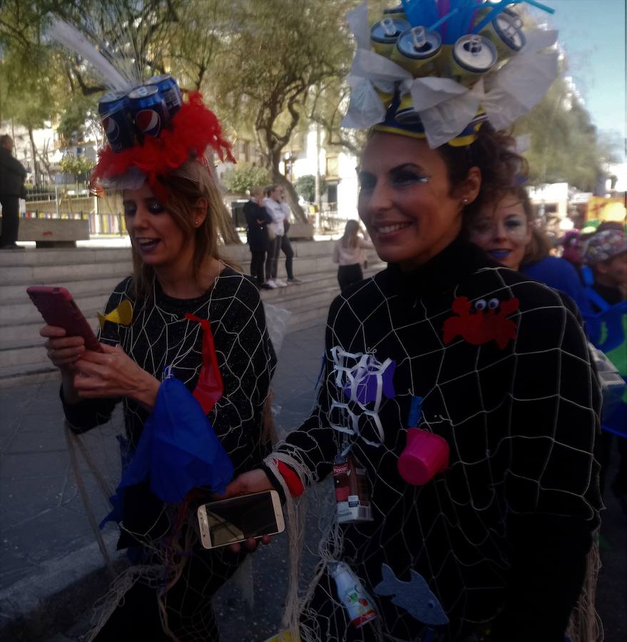 Más de 2.000 personas -entre alumnos, docentes y familiares- han participado en este pasacalles carnavalesco, que ha recorrido el centro de la ciudad durante buena parte de la mañana.