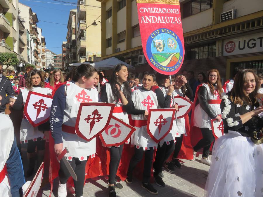 Más de 2.000 personas -entre alumnos, docentes y familiares- han participado en este pasacalles carnavalesco, que ha recorrido el centro de la ciudad durante buena parte de la mañana.