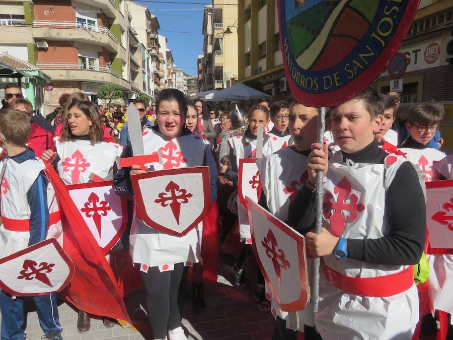 Más de 2.000 personas -entre alumnos, docentes y familiares- han participado en este pasacalles carnavalesco, que ha recorrido el centro de la ciudad durante buena parte de la mañana.