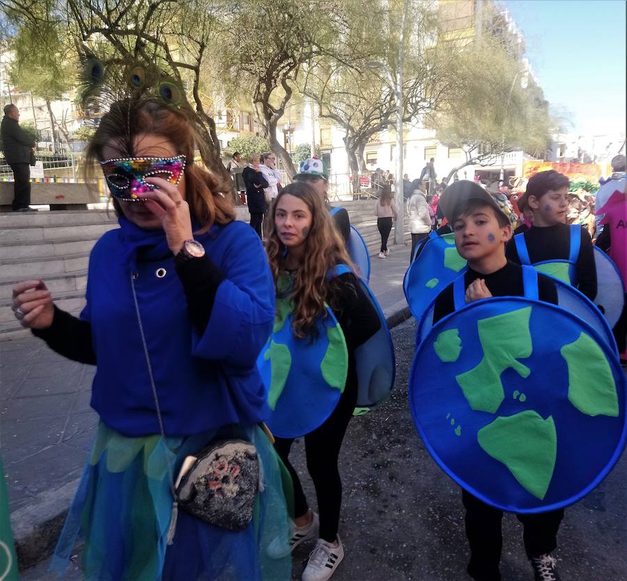 Más de 2.000 personas -entre alumnos, docentes y familiares- han participado en este pasacalles carnavalesco, que ha recorrido el centro de la ciudad durante buena parte de la mañana.