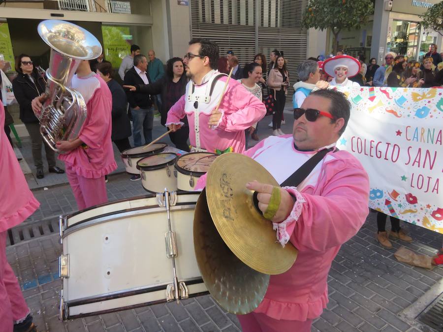 Más de 2.000 personas -entre alumnos, docentes y familiares- han participado en este pasacalles carnavalesco, que ha recorrido el centro de la ciudad durante buena parte de la mañana.