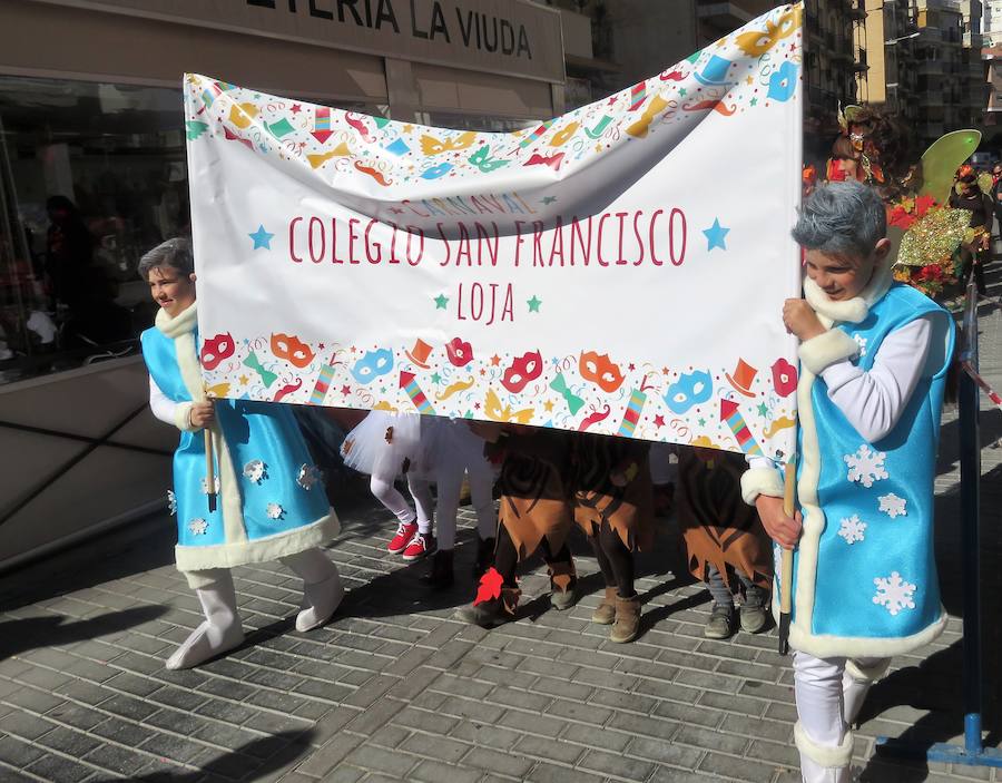 Más de 2.000 personas -entre alumnos, docentes y familiares- han participado en este pasacalles carnavalesco, que ha recorrido el centro de la ciudad durante buena parte de la mañana.