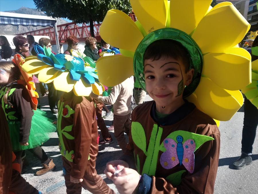 Más de 2.000 personas -entre alumnos, docentes y familiares- han participado en este pasacalles carnavalesco, que ha recorrido el centro de la ciudad durante buena parte de la mañana.