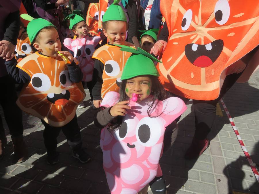 Más de 2.000 personas -entre alumnos, docentes y familiares- han participado en este pasacalles carnavalesco, que ha recorrido el centro de la ciudad durante buena parte de la mañana.