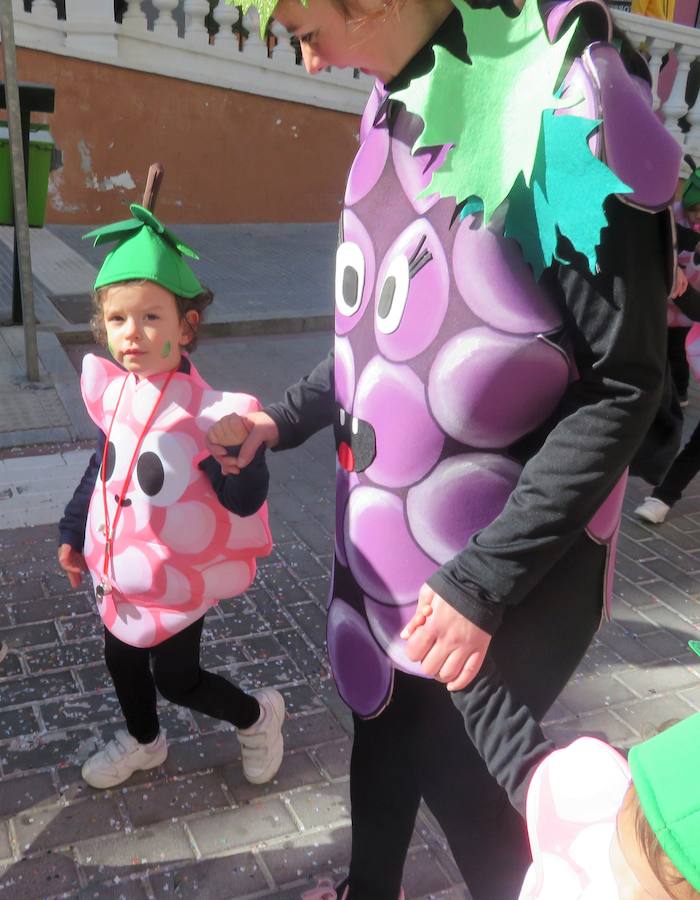 Más de 2.000 personas -entre alumnos, docentes y familiares- han participado en este pasacalles carnavalesco, que ha recorrido el centro de la ciudad durante buena parte de la mañana.