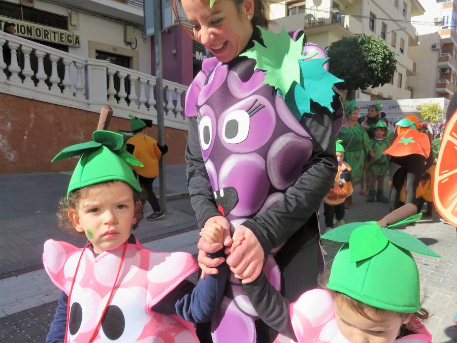 Más de 2.000 personas -entre alumnos, docentes y familiares- han participado en este pasacalles carnavalesco, que ha recorrido el centro de la ciudad durante buena parte de la mañana.