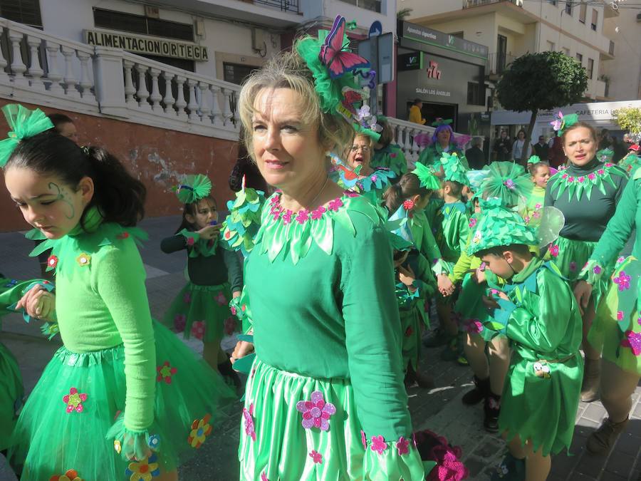 Más de 2.000 personas -entre alumnos, docentes y familiares- han participado en este pasacalles carnavalesco, que ha recorrido el centro de la ciudad durante buena parte de la mañana.