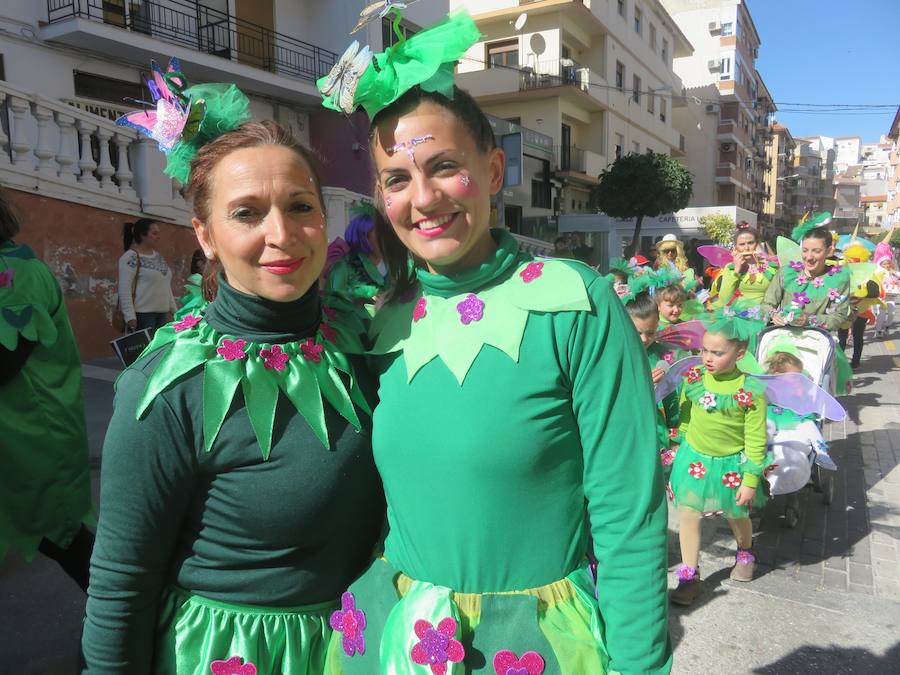 Más de 2.000 personas -entre alumnos, docentes y familiares- han participado en este pasacalles carnavalesco, que ha recorrido el centro de la ciudad durante buena parte de la mañana.