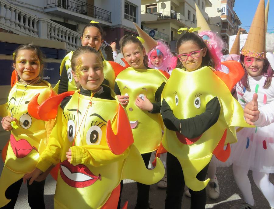 Más de 2.000 personas -entre alumnos, docentes y familiares- han participado en este pasacalles carnavalesco, que ha recorrido el centro de la ciudad durante buena parte de la mañana.