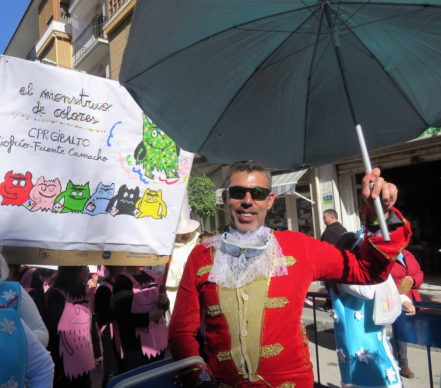 Más de 2.000 personas -entre alumnos, docentes y familiares- han participado en este pasacalles carnavalesco, que ha recorrido el centro de la ciudad durante buena parte de la mañana.