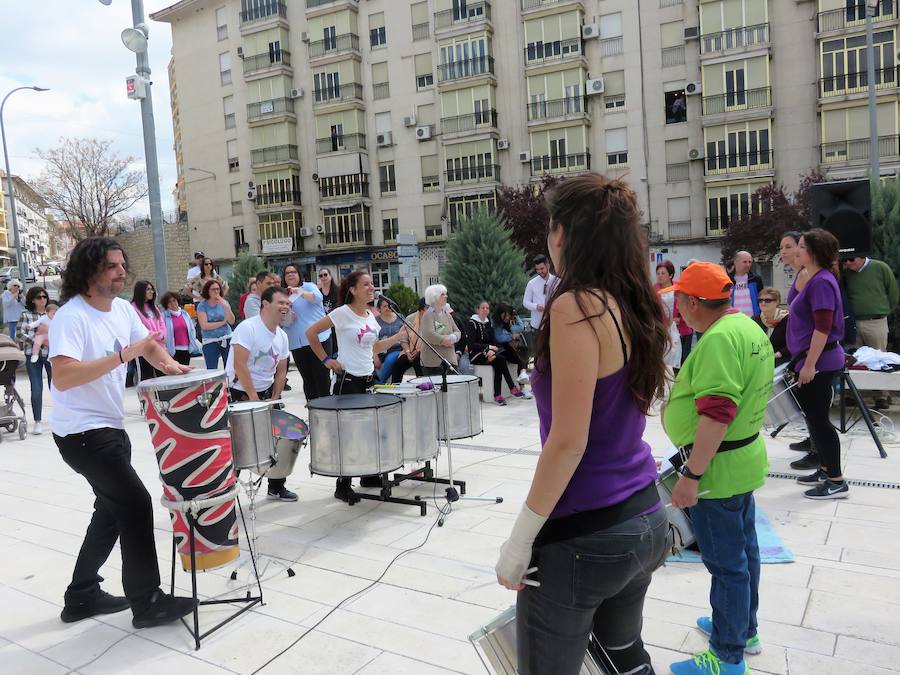 Así fue la Batucada inclusiva y sobresaliente que ofreció la Residencia 'Sierra de Loja' en colaboración con la colaboración de la Escuela DAIS, Asociaciones PIDES y VALE y Lua da Rua Batucada,