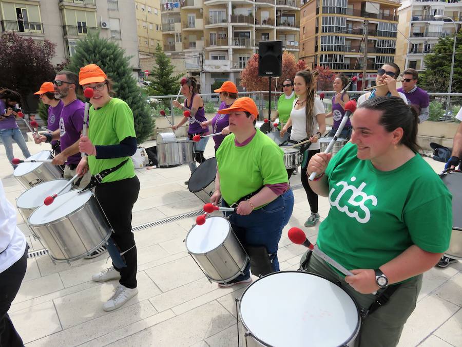 Así fue la Batucada inclusiva y sobresaliente que ofreció la Residencia 'Sierra de Loja' en colaboración con la colaboración de la Escuela DAIS, Asociaciones PIDES y VALE y Lua da Rua Batucada,